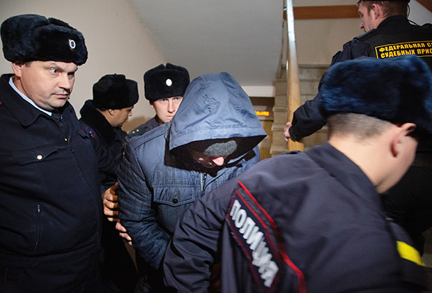 Бывший сотрудник полиции Эдуард Матвеев (в центре), обвиняемый в изнасиловании девушки-дознавателя, во время рассмотрения ходатайства следствия об аресте в Кировском районном суде Уфы