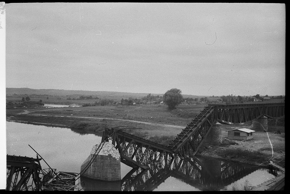 Разрушенный мост. Украина, 1941 год.