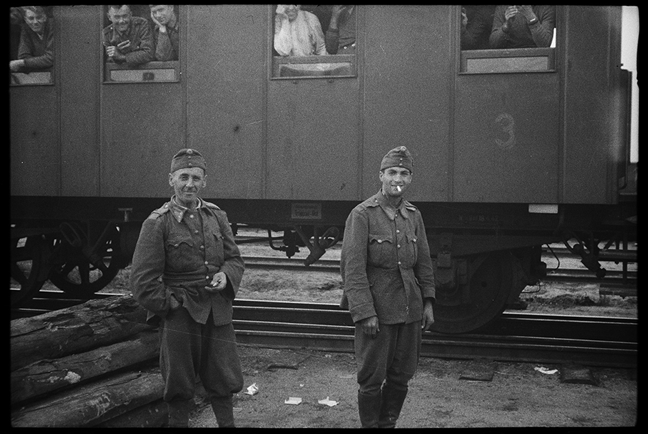 Немецкие солдаты во время погрузки в вагоны на железнодорожной станции. Украина, 1941 год.