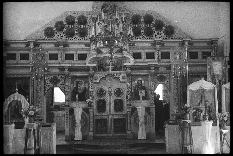 Интерьер православной церкви. Украина, 1941 год.