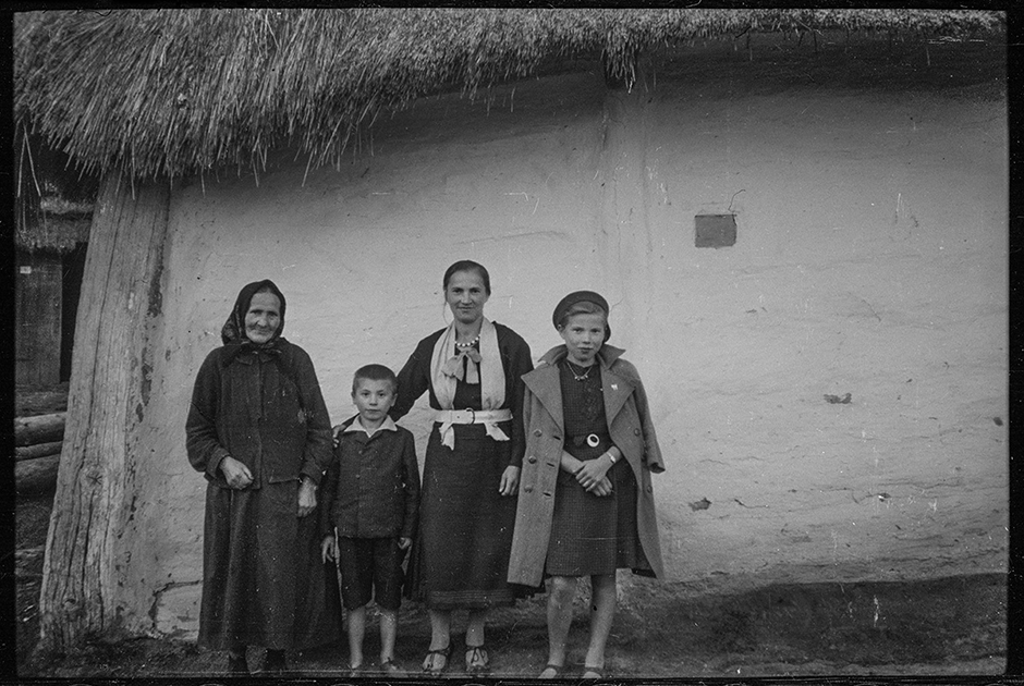 Деревенские жители у своего дома. Украина, 1941 год.
