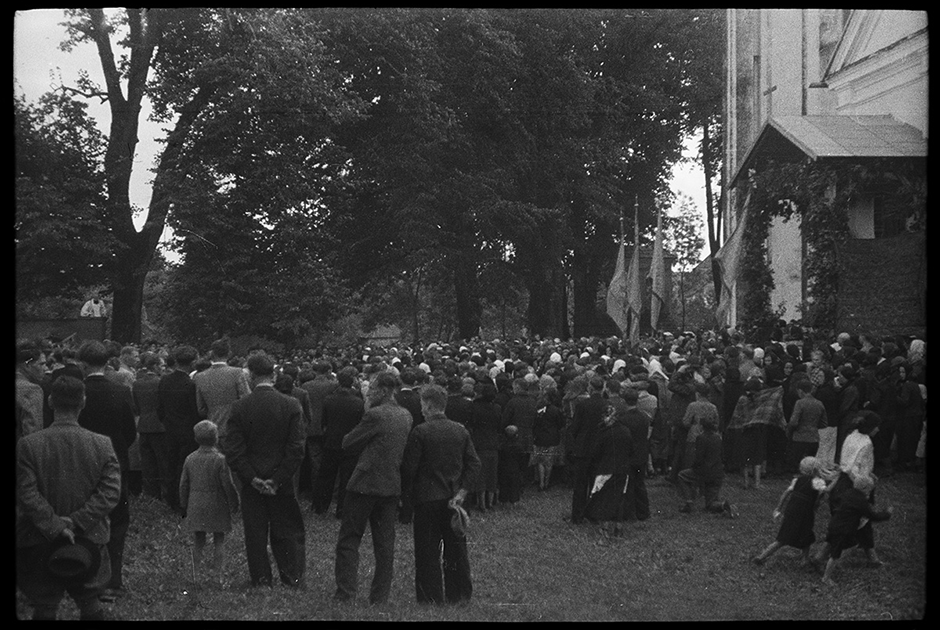 Празднование православного праздника во дворе церкви. Украина, 1941 год.