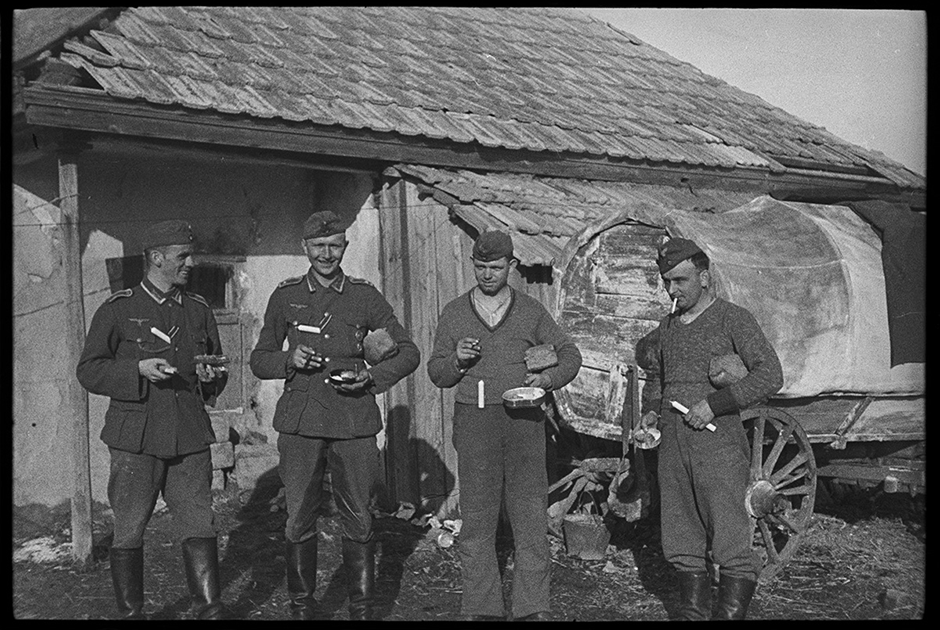 Немецкие солдаты с обеденным пайком. Украина, 1941 год.