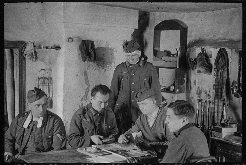Немецкие солдаты играют в карты. Украина, 1941 год.