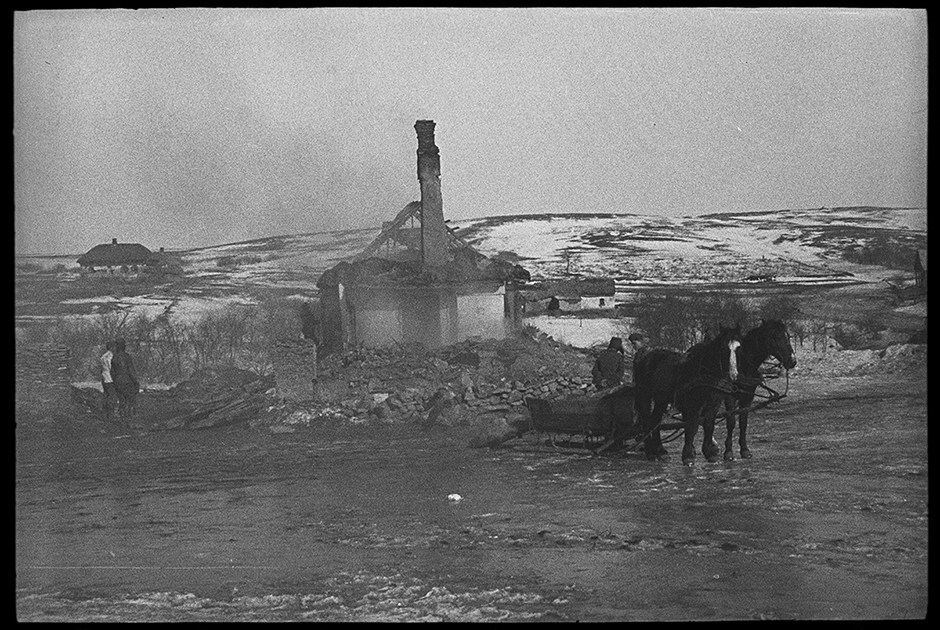 Местные жители на пепелище сгоревшего дома в деревне. Украина, 1941 год.