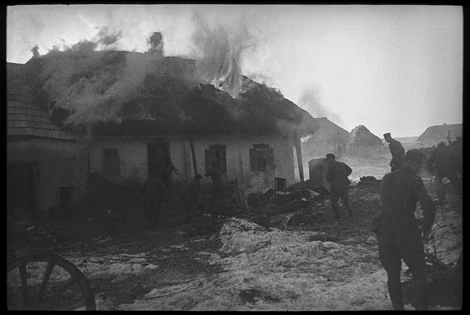 Поджог и разграбление деревенского дома. Украина, 1941 год.