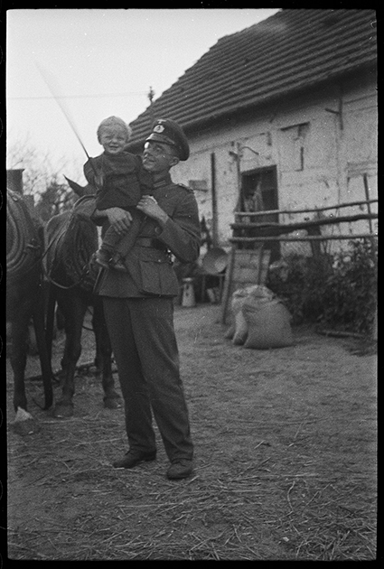 Немецкий солдат с ребенком на руках. Украина, 1941 год.