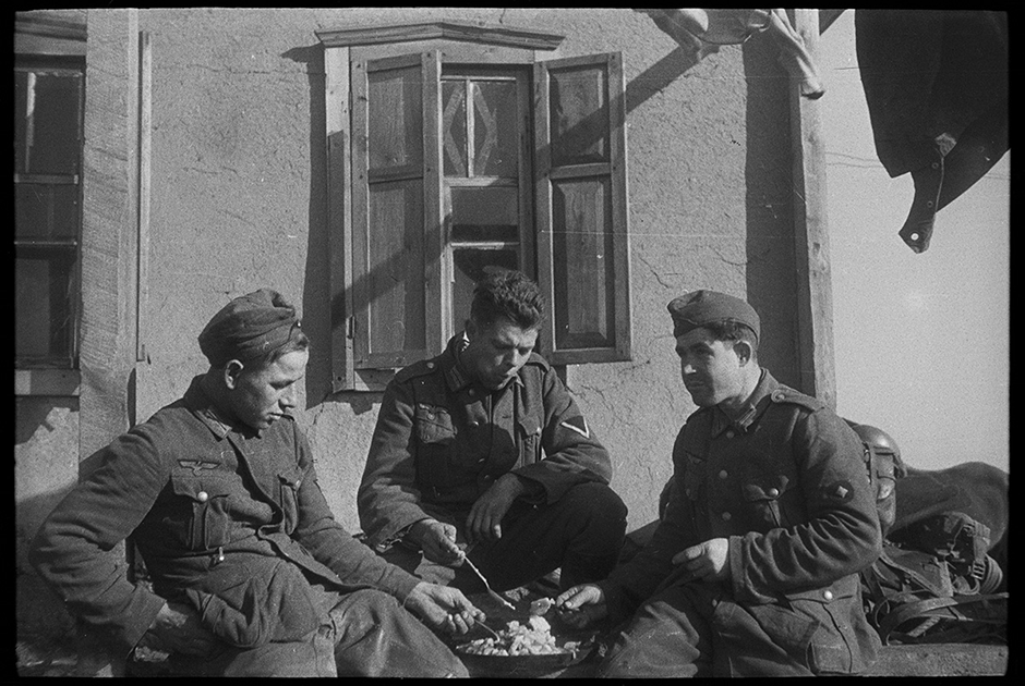 Немецкие солдаты обедают. Украина, 1941 год.