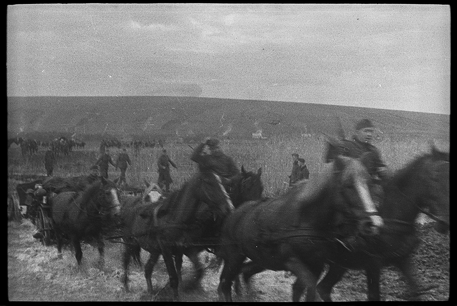 Продвижение немецкой артиллерии на гужевой тяге. Украина, 1941 год.