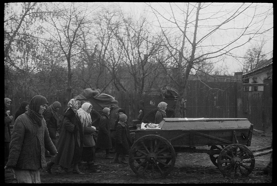 Похороны в деревне. Украина, 1941 год.