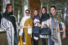 Молодые иранки предпочитают более яркую религиозную одежду, а платок зачастую лишь частично прикрывает волосы. Эта фотография сделана в Ширазе в 2017 году. 