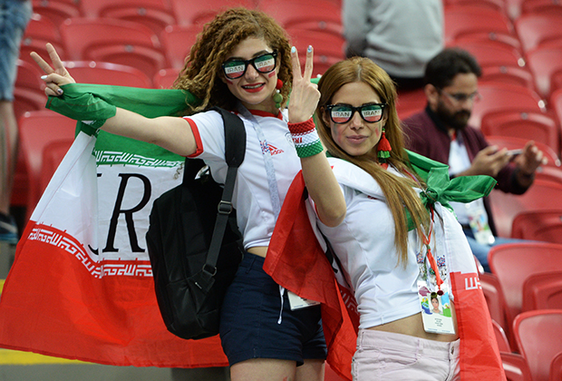 Любая заграничная поездка для иранских женщин — возможность снять ненавистную одежду. Во время чемпионата мира по футболу в России иранские болельщицы показали cебя во всей красе. В Иране же до прошлого года девушкам было запрещено даже просто посещать футбольные матчи. На фото: на матче между Ираном и Испанией, 2018 год.