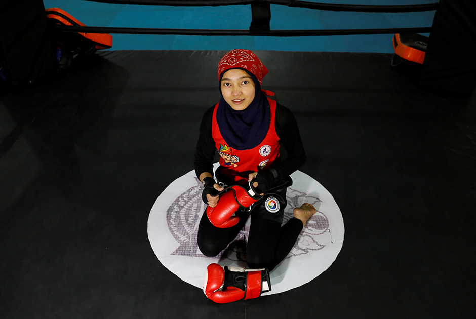 В то же время в сельских районах Афганистана традиции всегда значили больше, чем установки центрального правительства, так что там жизнь даже при худшем раскладе может поменяться не так сильно. Однако для городской молодежи свобода в современном мире крайне важна.

17-летняя Каусар Шерзад занимается тайским боксом (муай-тай). «Афганские женщины многого достигли в спорте, поэтому я считаю, что "Талибан" примет эти достижения», — отметила она.