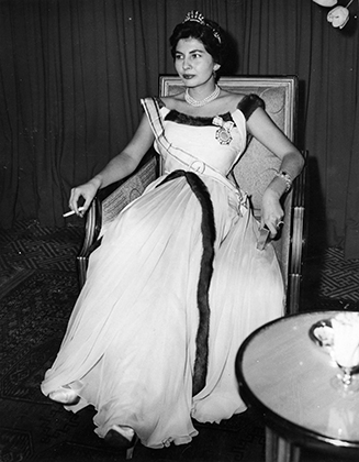 Королева не стеснялась появляться в европейской одежде и курить перед объективами фотографов. 
