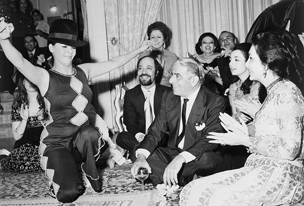 Аристотель Онассис на вечеринке, организованной его иранскими друзьями в местном кабаре.