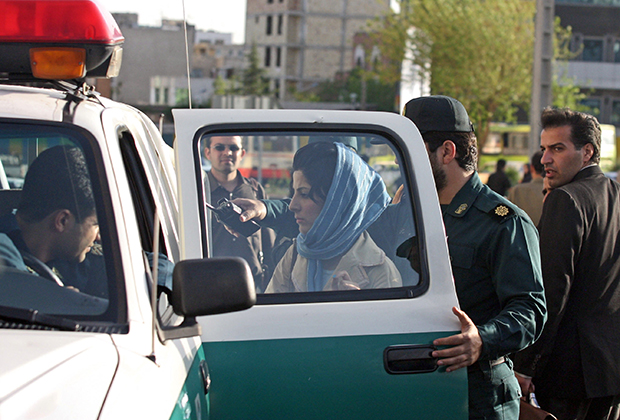 Иранская полиция следит за соблюдением мусульманского дресс-кода. Женщина на фото была арестована в Тегеране 21 апреля 2007 года за то, что ее платок не полностью скрывал волосы. 