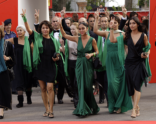 Иранские политические эмигранты регулярно привлекают внимание к проблеме ущемления прав женщин. В 2009 году на Венецианском кинофестивале иранский режиссер Ширин Нешат устроила на красной ковровой дорожке настоящее дефиле, в котором участвовали молодые иранки.
