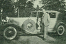 Рутерфорд любил роскошные автомобили. На фото Джозеф и его четырехдверный Cadillac V-16. 