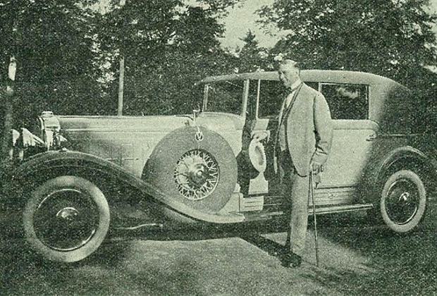 Рутерфорд любил роскошные автомобили. На фото Джозеф и его четырехдверный Cadillac V-16. 