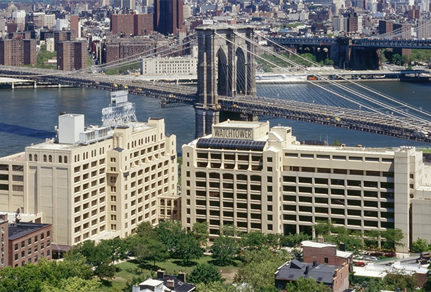 Бывшая штаб-квартира свидетелей Иеговы в Бруклине прямо напротив Бруклинского моста. Одно это здание при продаже потянуло более чем на треть миллиарда долларов. 