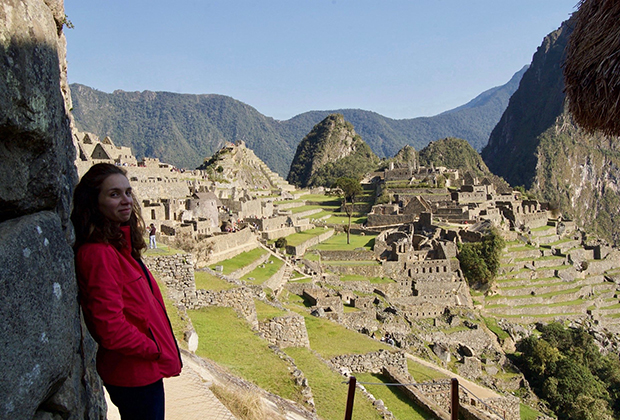 На фоне Мачу-Пикчу — древнего города инков в Перу