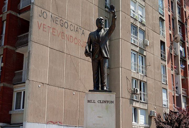 Памятник Биллу Клинтону в Приштине (Косово)