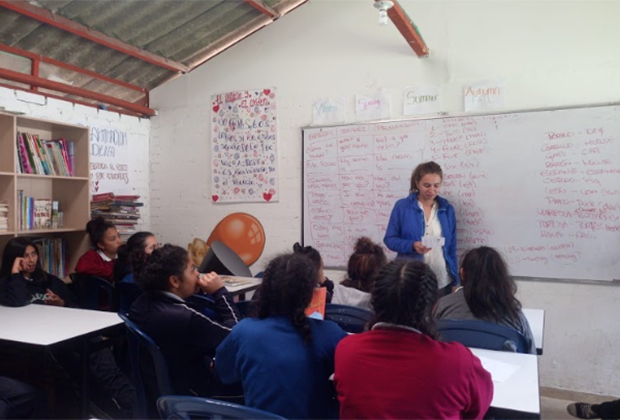 Урок английского языка в детском приюте в Боготе