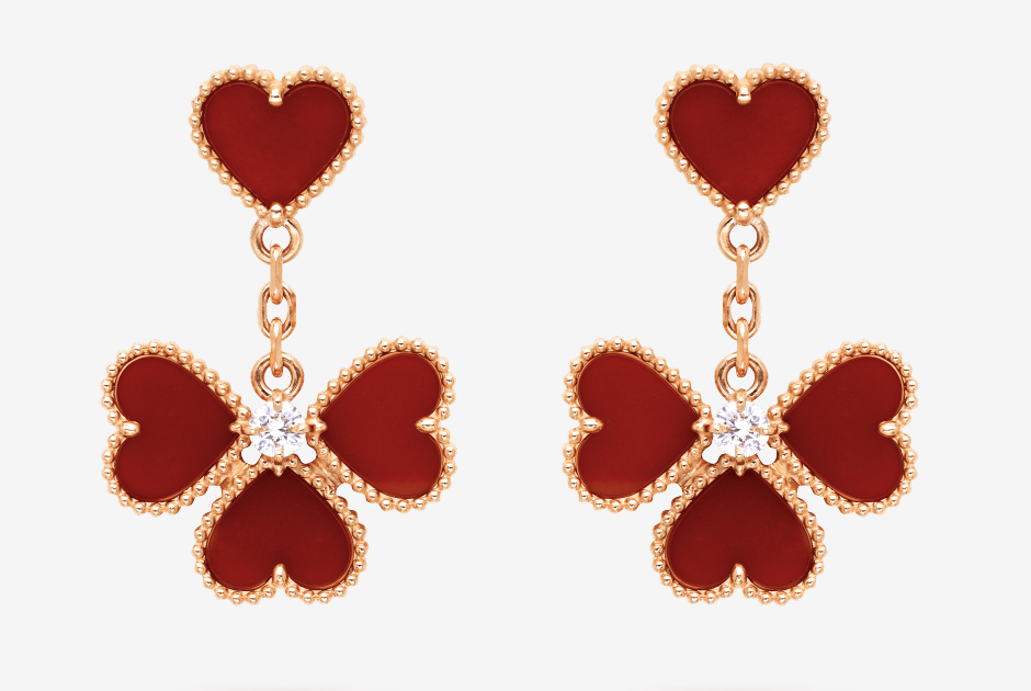 Если сосчитать все сердечки из алого сердолика на этом украшении, их будет ровно восемь. Как и красный цвет, это число, по китайскому поверью, приносит счастье обладательнице драгоценности.