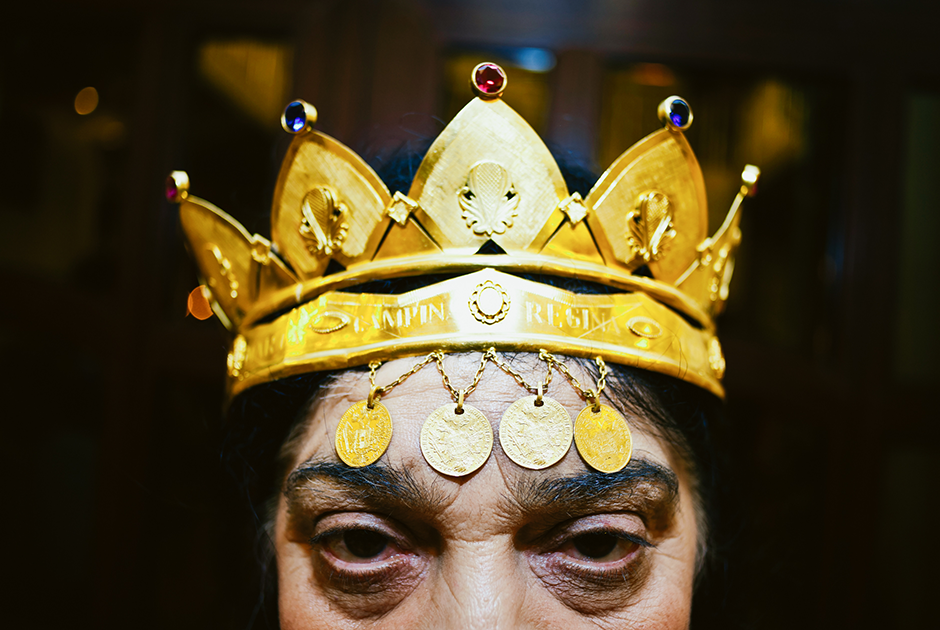 Мария Кампина — одна из самых известных цыганок-ведуний в Румынии. Золотая корона у нее на голове — не только символ престижа, но и амулет. Цыгане верят, что предметы из золота защищают их от зла.


Далеко не все цыганки одобрительно относятся к образу Марии. Сандра, одна из опрошенных Благовой ведьм, отозвалась о ней довольно критично: «Я тоже могу купить себе золотую корону и провозгласить себя королевой магии. Сегодня каждый может объявить себя кем угодно». Ведьма посетовала, что из-за высокой конкуренции бывшие некогда простыми ритуалы усложняются, потому что каждая цыганка хочет добавить в них что-то уникальное, чтобы заинтересовать клиентов.