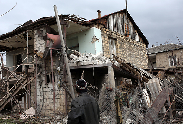 Разрушенный дом в одном из сел Мартакертского района в зоне карабахского конфликта
