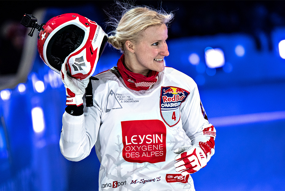 Анаис Моран из Швейцарии радуется четвертому месту в женских соревнованиях.