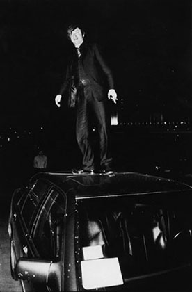 13 сентября 1997 года. Москва, Раушская набережная. Бликса Баргельд (Einsturzende Neubauten) танцует жигу на крыше «мерседеса» 