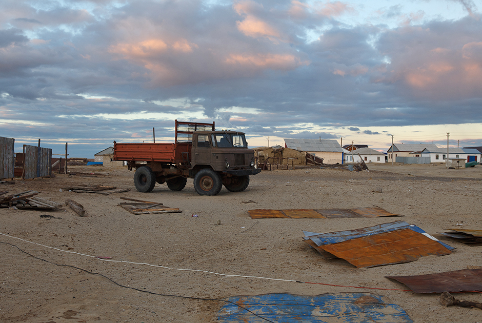 Рыбацкое село Тастубек в 90 километрах от Аральска. Когда море ушло, аул вымер — рыбаки разъехались в города Казахстана и работали там строителями. Когда Малый Арал вернулся — рыбаков потянуло домой. Аул вырос.