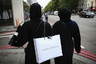 При этом в Лондон за покупками приезжает много женщин, постоянно проживающих в Саудовской Аравии. В отличие от иранок, которые в большинстве своем сразу переодеваются в европейскую одежду, арабские женщины продолжают носить абайю. 