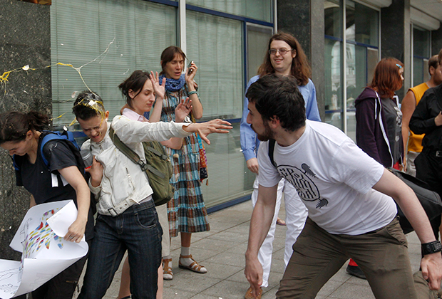 Православный радикал закидывает яйцами активистов, которые протестуют против принятия закона о запрете пропаганды гомосексуализма. Москва, 11 июня 2013 года