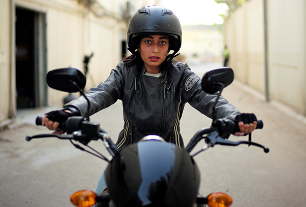 Саудовским женщинам долгое время запрещалось садиться за руль машин и мотоциклов. В 2018 году запрет был снят. При этом многие жительницы королевства уже давно отлично водят — девушки получали права за рубежом. 