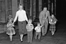 Л. Рон Хаббард, его жена Мэри Сью и четверо их детей в семейном поместье в Сассексе.