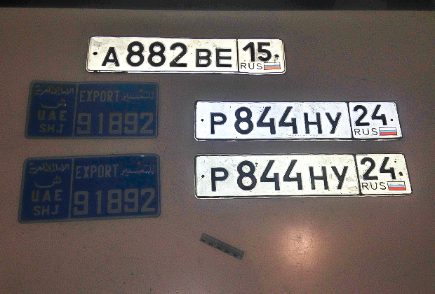 Фальшивые автомобильные номера, изъятые у киллеров в августе 2014 года 