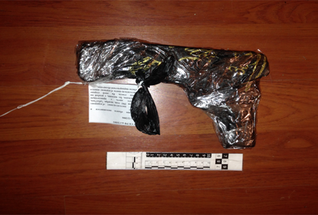 Оружие, изъятое следствием при обыске у киллера 29 декабря 2015 года