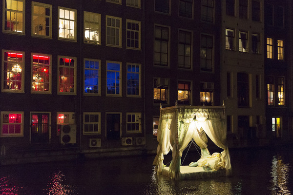 Амстердам отказывается от «квартала красных фонарей»