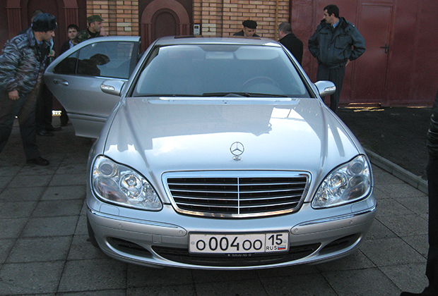 Автомобиль Mercedes, в котором был убит мэр Владикавказа Виталий Караев