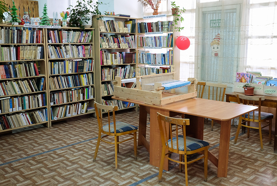 Библиотека в Ошевенске, в которой работает основательница кружка по ткачеству Екатерина Березина. Сейчас в школе 60 учеников.