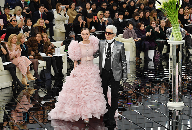 Лагерфельд с Лили-Роуз Депп после показа на Неделе моды в Париже сезона весна-лето 2017