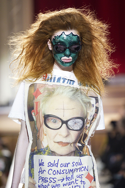 «Мы продали душу ради потребления» — гласит надпись, которую держит в руках Вивьен Вествуд на мини-платье Vivienne Westwood. Королева панка решила тряхнуть стариной и превратила свой показ в настоящий политический митинг. Такое возможно только в Лондоне!
