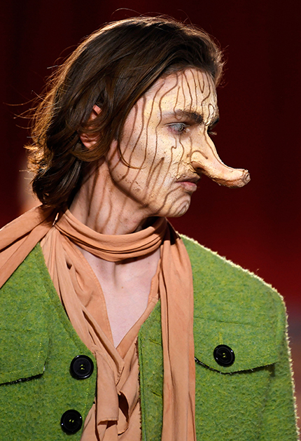 Мальчик с длинным носом по имени Пиноккио — персонаж итальянский, но на подиуме в этом году мы увидели длинноносую модель именно в Лондоне. Только вот нос и грим отвлекли все внимание от одежды.  