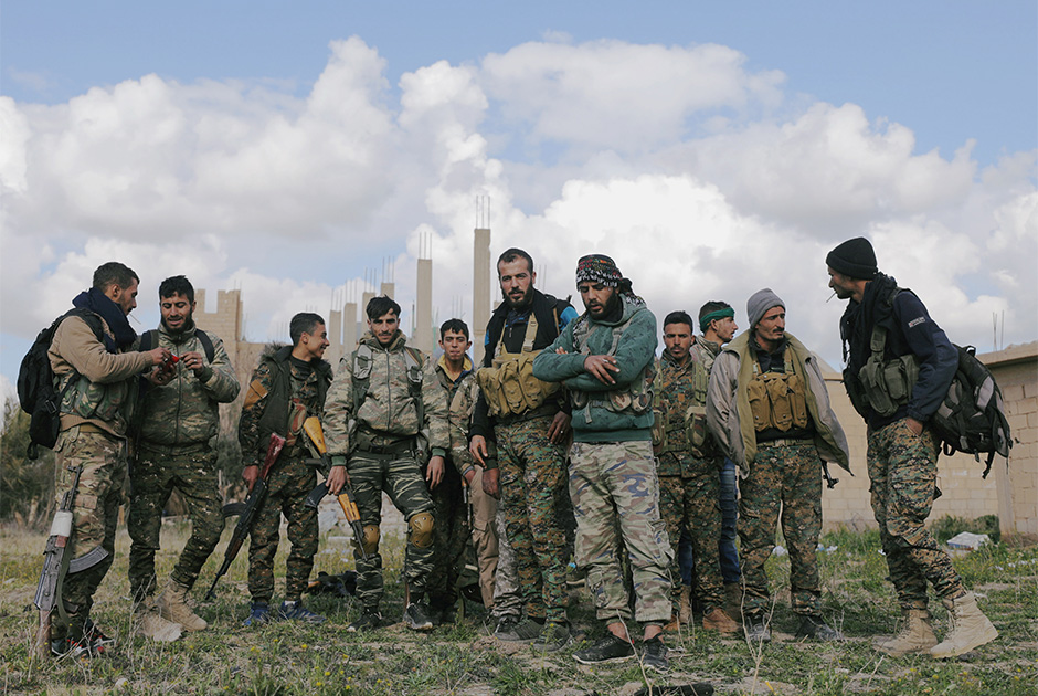 По данным Сирийского центра мониторинга за соблюдением прав человека (SOHR), была отклонена и просьба боевиков ИГ об эвакуации в Ирак. В то же время террористы отпустили 10 бойцов ДСС, которых удерживали. Получили ли они что-то взамен, не уточнялось. 