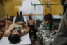 Жертвы предполагаемой газовой атаки в Восточной Гуте получают медицинскую помощь. Врачи помогают мужчине и ребенку после предполагаемой атаки 25 февраля 2018 года в городе Аль-Шифуние. Снимок также претендует на статус «Фото года».

