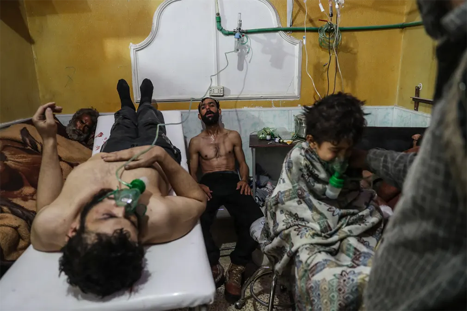 Жертвы предполагаемой газовой атаки в Восточной Гуте получают медицинскую помощь. Врачи помогают мужчине и ребенку после предполагаемой атаки 25 февраля 2018 года в городе Аль-Шифуние. Снимок также претендует на статус «Фото года».

