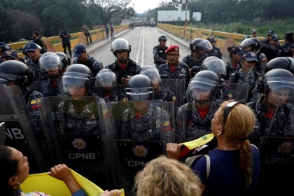 Военные массово сбежали от Мадуро