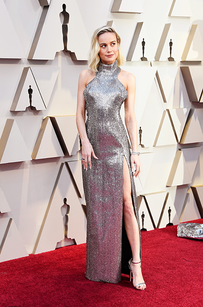 Бри Ларсон, лауреатка «Оскара» 2016 года, вышла на красную дорожку в серебристом платье Celine с американской проймой и разрезом почти до талии.